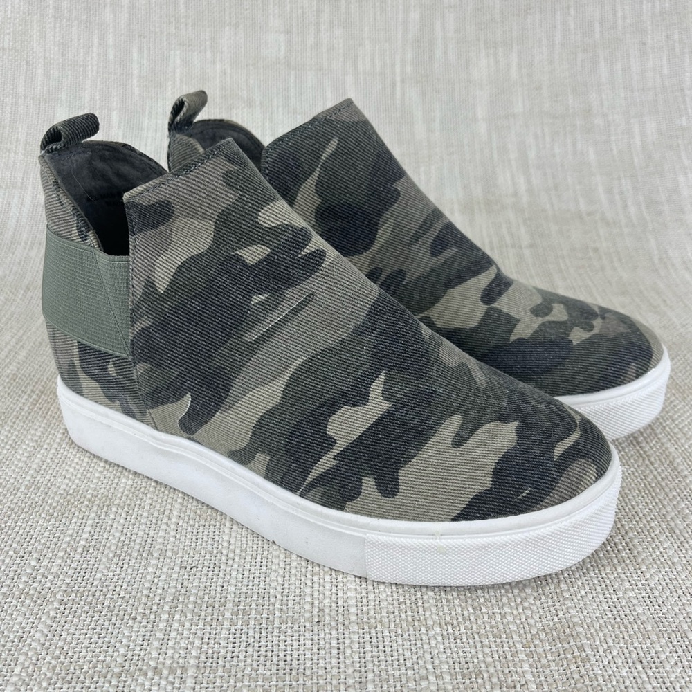 Soda Diana Camo Slip On Wedge W size 6